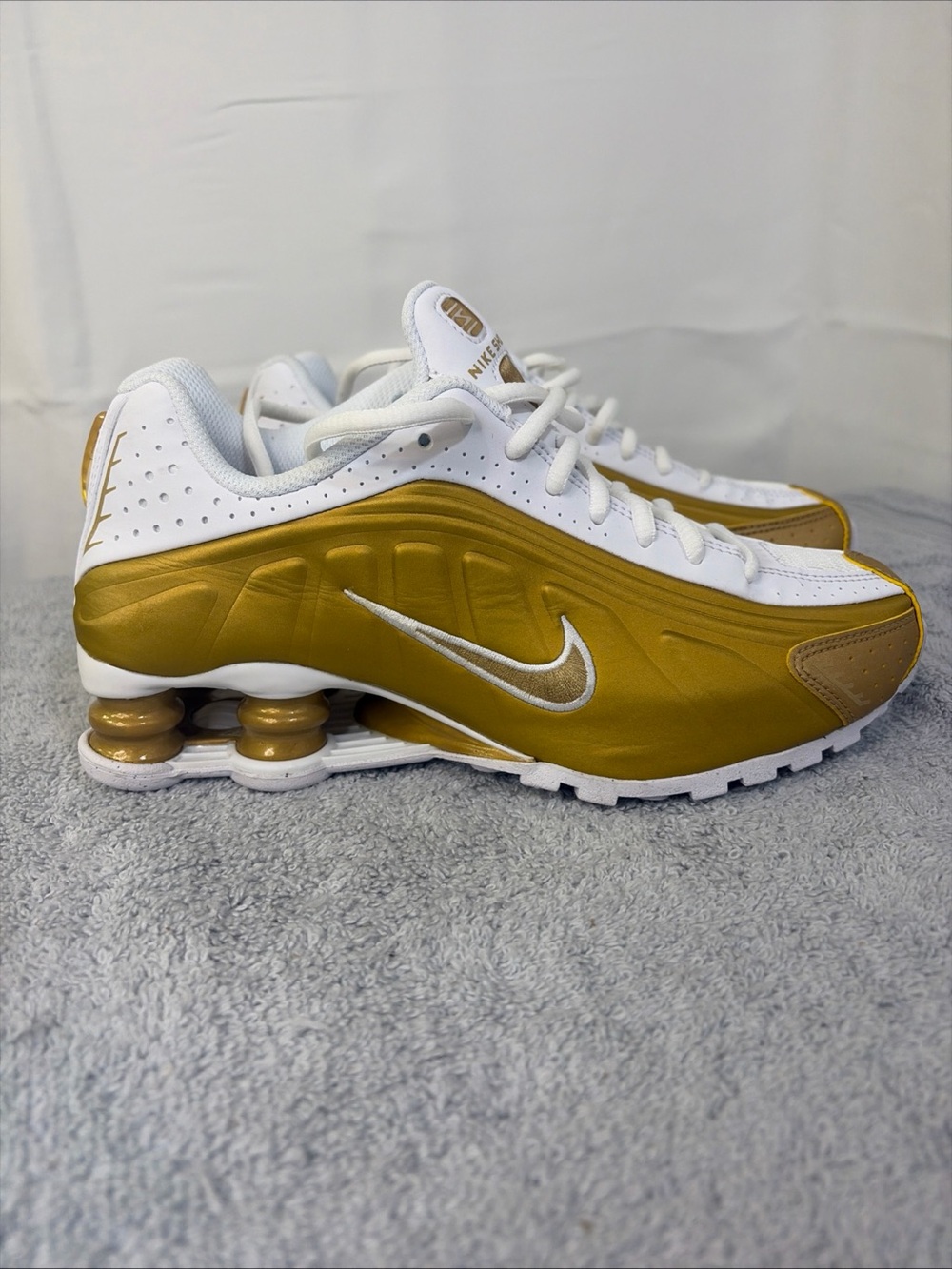 Nike Kids 5Y Shox R4 Metallic Gold/White. CW2626-700. BNWOB!! Stk#EC0029